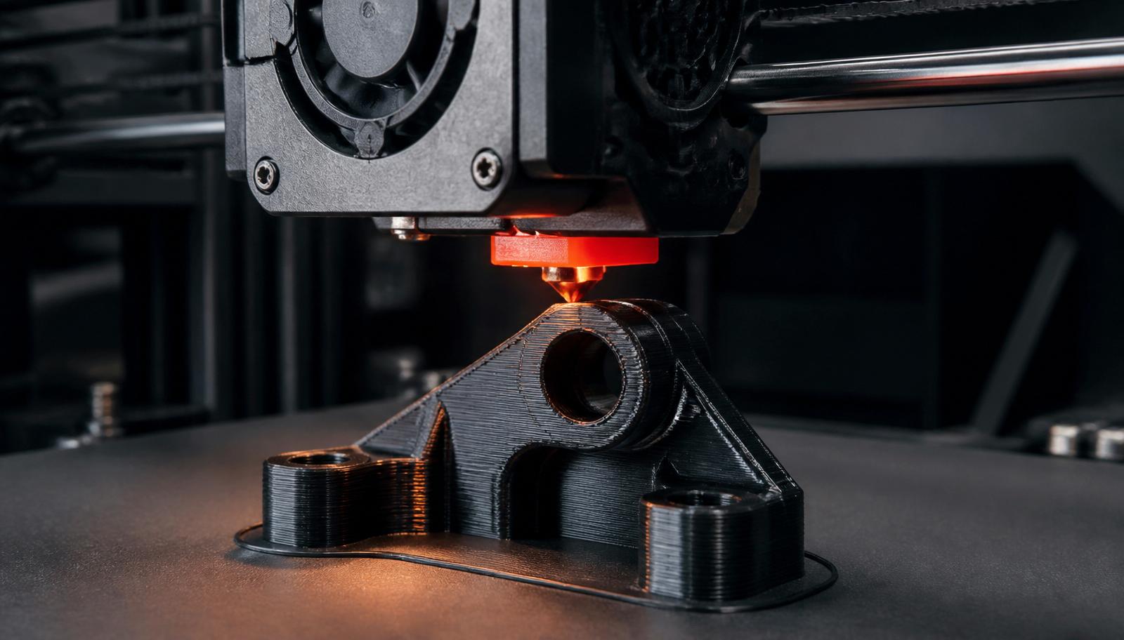FDM 3D printer u radu — nanošenje sloja rastopljenog PLA filamenta